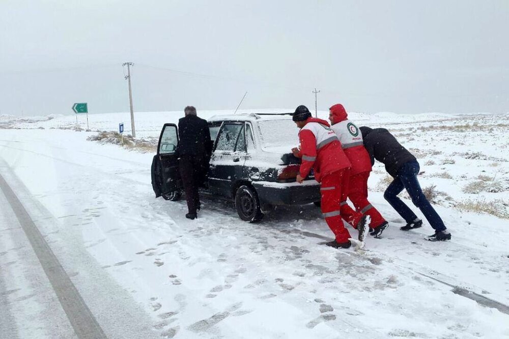 خدمت رسانی راهداری به ۴۰ دستگاه گرفتار برف در خراسان جنوبی